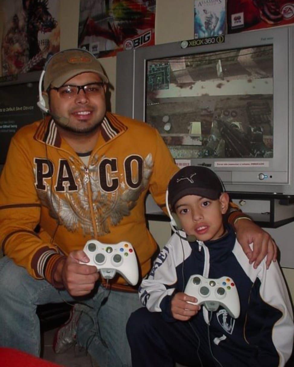 Danillo criança jogando Call of Duty com o pai na loja da família